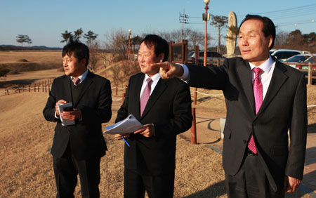 김주수 의성군수가 새해 첫 일정으로 간부들과 금성면의 조문국유적지를 찾아 현장 행정을 펼치고 있다.