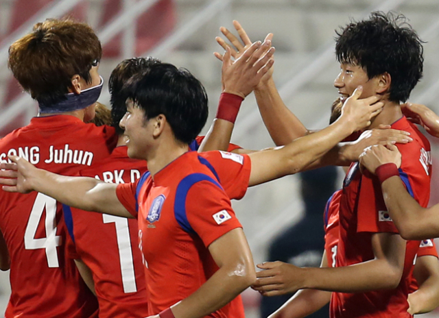 19일 오후(현지시간) 카타르 도하 알 아라비 스포츠 클럽에서 열린 2016 아시아축구연맹(AFC) U-23 챔피언십 C조 예선 마지막 경기 이라크 대 대한민국 경기. 한국 김현이 선제골을 넣은 후 기뻐하고 있다. 연합뉴스