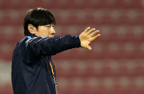 20일 카타르 도하 알 아라비 스타디움에서 열린 2016 아시아축구연맹(AFC) U-23 챔피언십 C조 예선 이라크와의 경기에서 신태용 감독이 작전 지시를 하고 있다. 연합뉴스