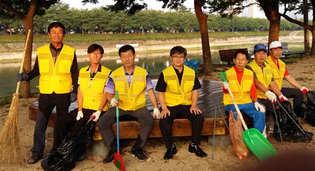 운영비 대부분을 어려운 이웃에게 사용하고 있는 상주시 계산마을발전협의회 회원들이 마을 청소를 끝낸 뒤 휴식을 취하고 있다. 계산마을발전협의회 제공
