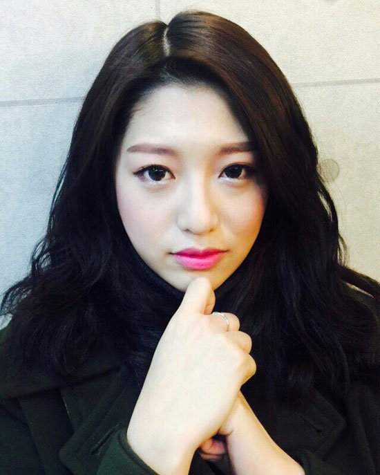 스무 살 꽃다운 나이의 소녀 메이크업은 너무 과하지 않으면서 자연스럽게 꽃소녀가 되는 것이다.