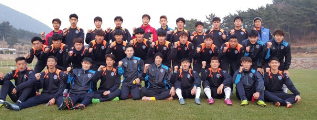 대구FC 선수단이 전지훈련지인 경남 남해 미조축구장에서 파이팅을 외치며 기념촬영을 하고 있다. 대구FC 제공
