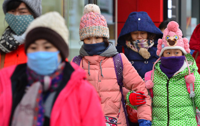 대한(大寒)을 하루 앞둔 20일 대구 아침 최저기온이 -8.8℃로 뚝 떨어지면서 대구시내 곳곳이 꽁꽁 얼었다. 중구 동성로에서 시민들이 한파에 두툼한 방한복 차림으로 중무장한 채 거리를 걷고 있다. 정운철 기자 woon@msnet.co.kr
