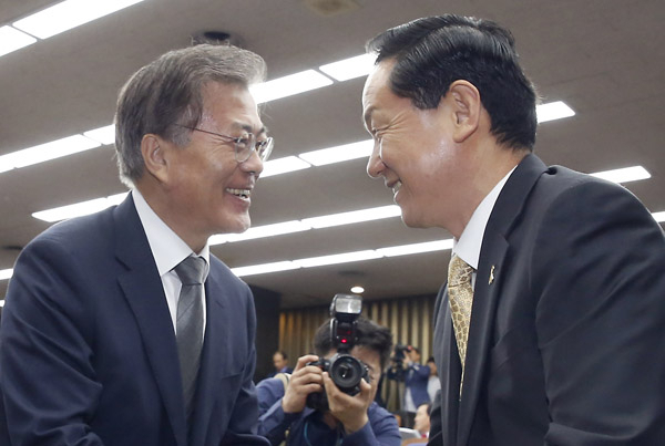 더불어민주당 문재인 대표는 20일 후임 인재영입위원장에 경기교육감 출신의 김상곤 전 혁신위원장을 임명했다. 사진은 지난해 혁신위원장 시절 모습. 연합뉴스