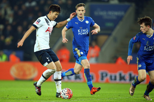 20일(현지시간) 영국 레스터에서 열린 레스터 시티 FC와 토트넘 홋스퍼 FC 간 잉글랜드 FC 컵 경기 중 손흥민(토트넘)과 앤디 킹이 공을 차지하기 위해 겨루고 있다. 이날 손흥민은 1득점 1도움을 기록하며 팀의 승리에 크게 기여했다.(레스터 EPA=연합뉴스)
