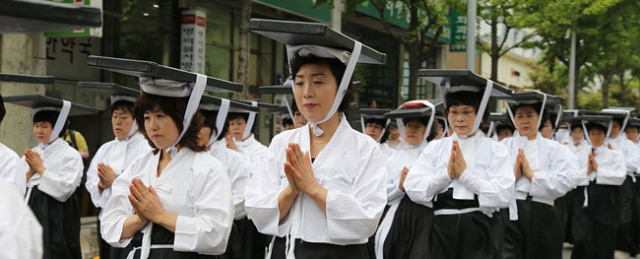 합천군과 해인사는 2013년 대장경세계문화축제를 개최하면서 팔만대장경 이운 행렬 재현 행사를 열었다. 합천군 제공