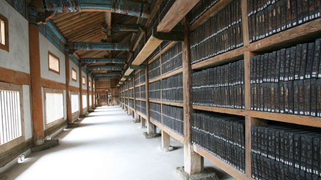 합천 해인사 장경판전에 모셔져 있는 팔만대장경. 합천군 제공