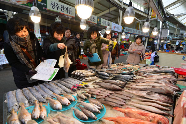 설 명절을 앞두고 21일 오후 대구 월배시장에서 달서구청 공무원들과 물가모니터 요원들이 공정한 유통거래 질서 확립을 위해 농