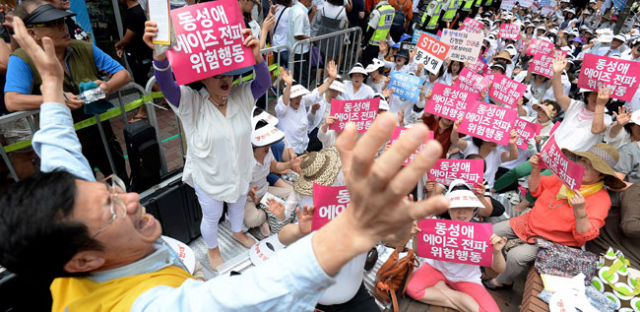 지난해 7월 대구퀴어문화축제가 열린 대구 동성로에서 퀴어축제를 반대하는 지역 개신교인들이 반대 기도회를 열고 있다. 매일신문 DB