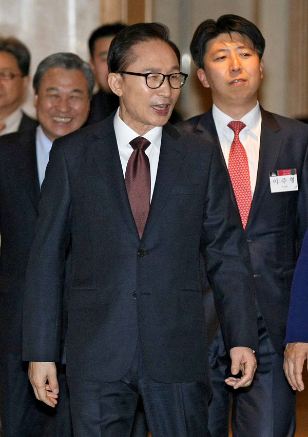 이명박 전 대통령이 22일 오후 경주 현대호텔에서 열린 제39회 극동포럼에서 특강을 하기 위해 행사장으로 들어서고 있다. 김영진 기자 kyjmaeil@msnet.co.kr