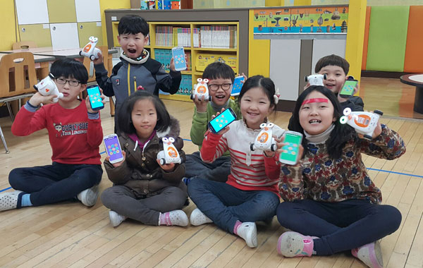 대구 유천초교 돌봄수업에 참여한 학생들이 스마트 로봇 