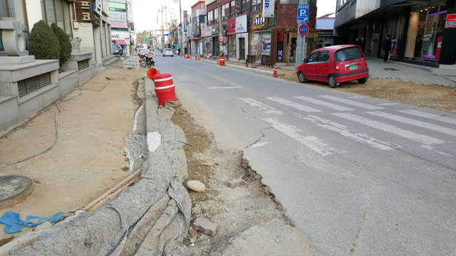 울진군 읍내리 연호로. 상가가 밀집한 도심지역이지만 지중화 사업을 위해 도로 곳곳이 헤집어져 행인들이 불편을 겪고 있다. 신동우 기자