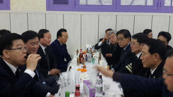 경북의 국회의원들이 대거 백승주 구미갑 예비후보의 상가를 찾아 조문했다. 이영욱 기자