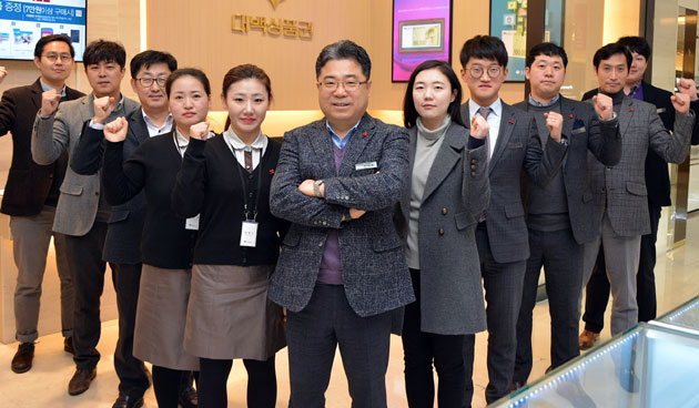지역 유통가가 설 대목을 잡기 위해 갖은 노하우를 쏟아 내고 있다. 특히 대구백화점은 황정환 팀장과 김하동 과장, 강민구 과장, 한헌규 계장을 비롯해 지역 백화점 중 유일하게 10여 명으로 구성된 특수영업팀을 운영하고 있다. 대구백화점 제공