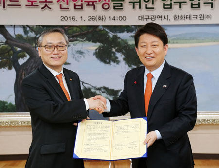 국토부가 26일 드론산업 로드맵을 발표한 가운데 권영진 대구시장과 신현우 한화테크윈(주) 대표가 대구시청에서 드론 등 스마트 로봇 육성을 위한 협약을 체결했다. 대구시 제공