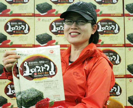 문경미소 김경란(47) 대표가 해썹 인증을 받은 오미자김을 들어 보이고 있다. 고도현 기자