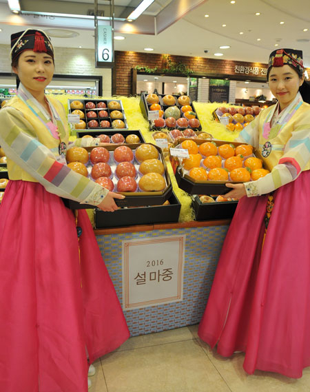 롯데백화점 대구점 지하 2층에서 민족 최대의 명절 설을 맞아 한복을 곱게 차려입은 직원들이 프리미엄 선물 세트 등 다양한 선물 세트를 선보이고 있다. 롯데백화점 제공