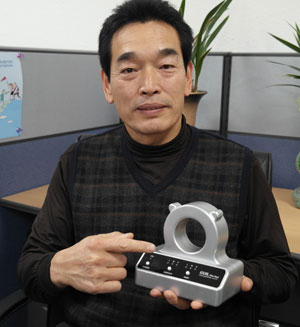 구미국가산업단지 내 김영철 구일파인텍 대표가 디지털 탈자기 
