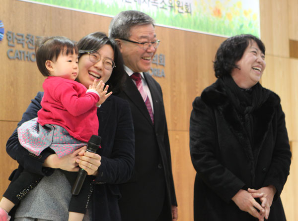 최연소 천주교 성지순례자가 된 김보빈(2) 양 가족이 27일 서울 광진구 한국천주교중앙협의회에서 열린 