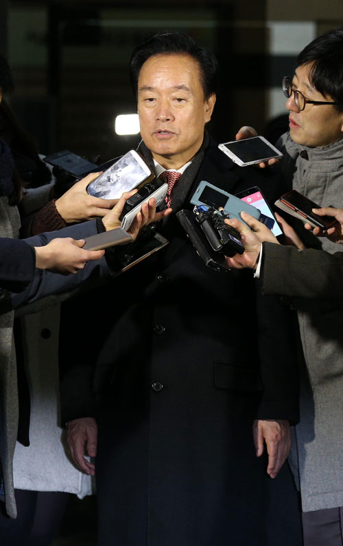 뇌물수수 및 불법 정치자금혐의를 받는 새누리당 이병석 의원이 29일 검찰에 자진출두해 조사를 받은 후 30일 새벽 귀가하고 있다. 2016.1.30/연합뉴스