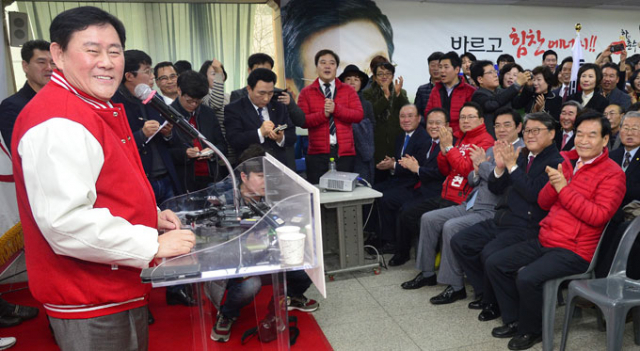 새누리당 대구 북구갑에 출마한 하춘수 예비후보의 선거사무소 개소식에 참석한 최경환 전 경제부총리가 축사를 하고 있다. 우태욱 기자 woo@msnet.co.kr