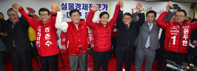 친박 좌장인 최경환 전 경제부총리가 지난달 30일 새누리당 대구 북구갑에 출마한 하춘수 예비후보의 선거사무소 개소식에 참석해 이른바 
