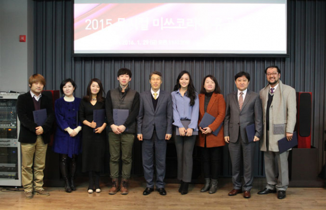 왼쪽부터 안희철 극작가, 이유정 디자이너, 이지영
