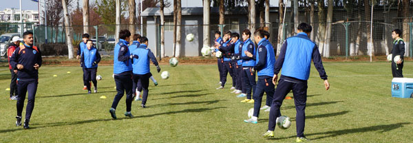 (사진) 대구FC 선수들이 30일 해외 전지훈련지인 중국 쿤밍의 해경체육기지 축구장에서 훈련하고 있다. 김교성 기자