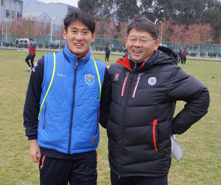 대구FC 해외 전지훈련지인 중국 쿤밍 해경체육기지에서 포즈를 취한 최태원(오른쪽) 대구시축구협회 부회장과 대구FC 김동진 선수. 김교성 기자 kgs@msnet.co.kr