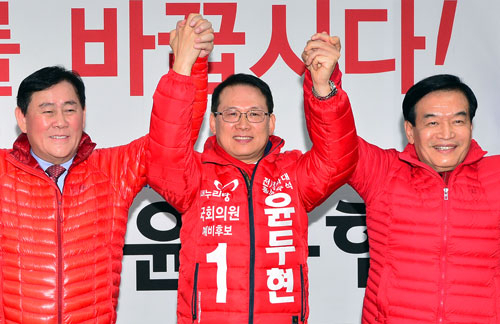 새누리당 최경환(왼쪽부터) 의원과 윤두현 서구 예비후보, 서상기 의원이 2일 오후 윤두현 예비후보 선거사무소 개소식에 참석, 손을 맞잡고 지지자들에게 인사하고 있다. 정운철 기자 woon@msnet.co.kr