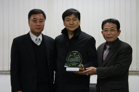 왼쪽부터 전우현 영주소방서장, 전임 김영민 회장, 신임 김상도 회장.