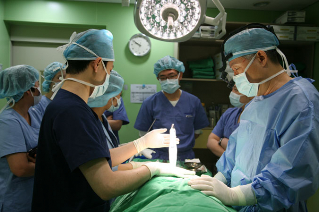 수술 연수를 위해 구병원을 찾은 대만 의료진들이 환자 수술 광경을 참관하고 있다. 구병원 제공