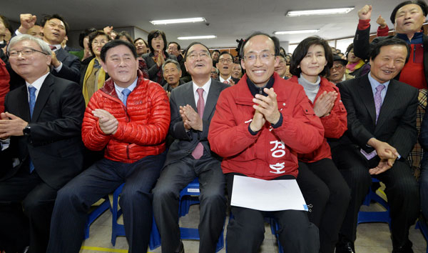 3일 대구 달성군 화원읍 한 빌딩에서 열린 새누리당 추경호 예비후보(대구 달성군) 선거사무소 개소식에서 김석동 전 금융위원장, 최경환 의원, 정홍원 전 국무총리, 추경호 예비후보, 부인 김희경 씨, 윤증현 전 기획재정부 장관(앞줄 왼쪽부터)이 박수를 치고 있다. 성일권 기자 sungig@msnet.co.kr