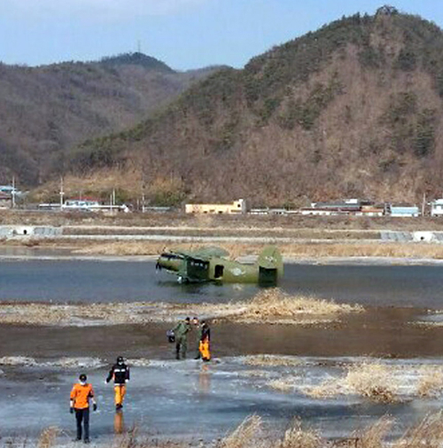 4일 낮 12시 7분쯤 경북 안동시 남선면 포진교 인근 반변천에 공군 소속 비행기가 비상 착륙했다. 소방당국은 \
