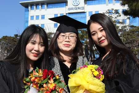 3일 구미대 졸업식에서 전체 수석과 학과 수석을 나란히 차지한 김한나(오른쪽)
