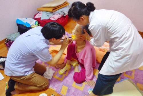 대구의료원이 올해부터 공공의료사업을 대폭 확대, 추진한다. 대구의료원 의료진으로 구성된 달구벌건강주치의가 형편이 어려운 노인 환자를 방문 진료하고 있다. 대구의료원 제공