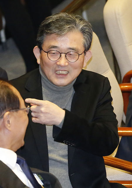 새누리당 총선 공직자후보추천관리위원회 위원장인 이한구 의원이 4일 오후 국회에서 열린 본회의에서 의원들과 인사를 하고 있다. 연합뉴스