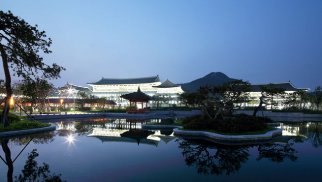 경북 신도청은 전통한옥의 멋을 살려낸 명품 청사다. 그래서 외지 관광객들이 줄을 잇고 있으며 외국인 관광객도 많이 올 것으로 경북도는 보고 있다. 연지에서 바라본 본청사 야경. 매일신문DB