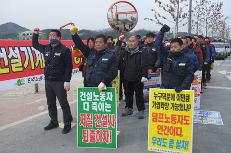 경북도청신도시 호반베르디움 아파트 건설 공사에 참여해 덤프트럭이나 포클레인과 같은 장비를 갖고 일한 노동자들이 4일 하청업체인 W건설로부터 장비임대료를 받지 못했다며 호반베르디움 2차 공사현장 앞에서 임대료 지급을 요구하는 집회를 열고 있다. 권오석 기자