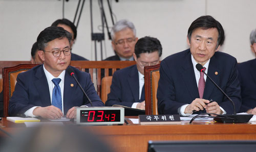 설날인 8일 오후 북한 미사일 발사관련 국회 외교통상위원회가 긴급히 소집됐다. 이날 열린 외통위 회의에서 윤병세 외교부 장관이 질의에 답하고 있다. 2016.2.8/연합뉴스