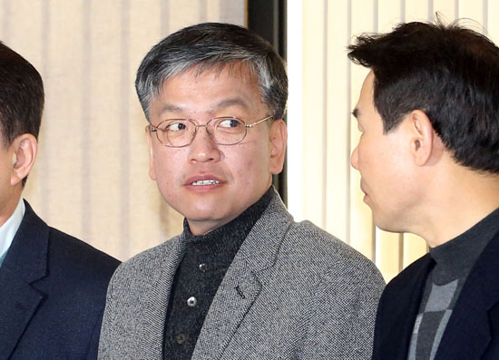 최상목 기획재정부 1차관이 10일 명동 은행회관에서 북한 미사일 발사와 관련해 열린 긴급 거시경제금융회의에서 참석자들과 대화하고 있다. 연합뉴스