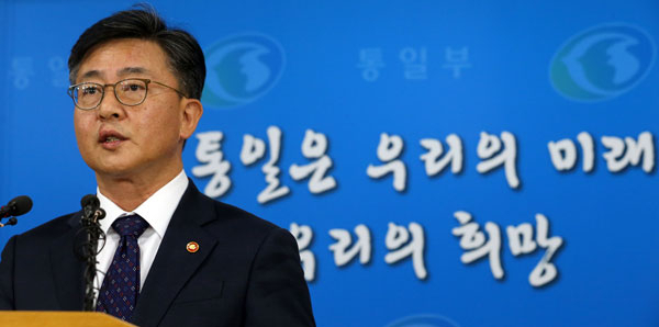 홍용표 통일부 장관이 10일 서울 세종로 정부서울청사에서 
