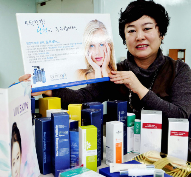 비브스킨 김순섭 대표가 사무실에서 자사 제품을 소개하고 있다. 박노익 선임기자 noik@msnet.co.kr