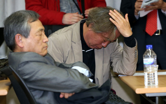 북한이 개성공단 남측 인원 추방과 자산동결을 발표한 11일 오후 서울 여의도 중소기업중앙회에서 열린 개성공단기업협회 긴급이사회가 끝난 뒤 참석 기업인들이 정기섭 회장의 결과발표를 듣고 있다.연합뉴스