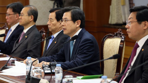 황교안 국무총리가 12일 오후 서울 세종로 정부서울청사에서 열린 개성공단 관련 관계장관회의에서 모두발언하고 있다. 오른쪽부터 주형환 산자부 장관, 황 총리, 한민구 국방장관, 임성남 외교1차관. 연합뉴스