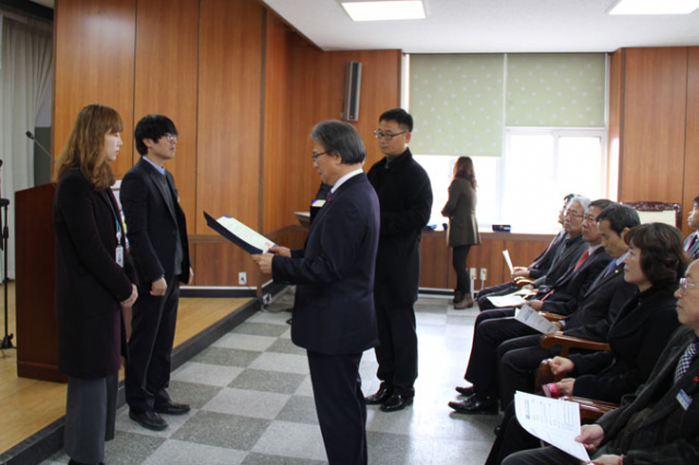 김종길 봉화교육장이 최우수기관 상을 전수하고 있다. 봉화교육지원청 제공