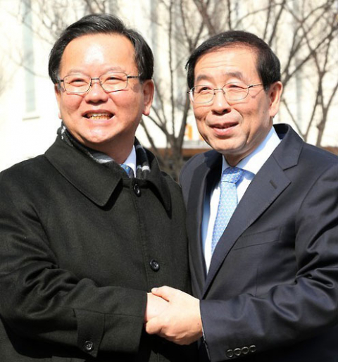 박원순 서울시장(오른쪽)과 더불어민주당 김부겸 예비후보(대구 수성갑)가 14일 오후 대구시 수성구의 한 음식점에서 만나 밝은 표정을 짓고 있다. 2016.2.14/연합뉴스