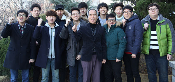 해외취업반 지도교수인 문상호 컴퓨터정보과 교수와 일본 취업반 학생들이 교내에서 파이팅을 외치고 있다. 영남이공대 제공