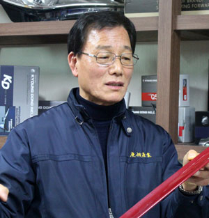 경동산업 박상순 회장이 제품 개발실에서 신제품으로 출시된 자동차용품을 살펴보고 있다. 노진규 기자