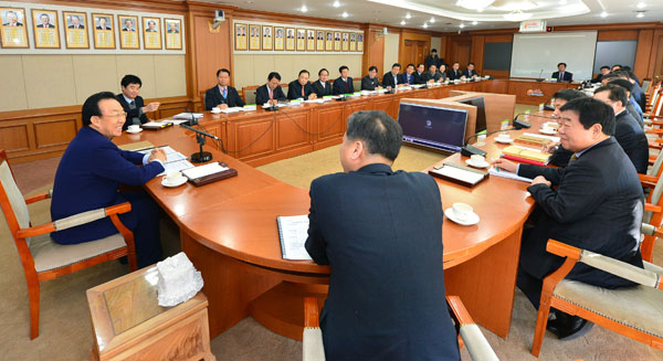 김관용 경북도지사는 15일 산격동 도청사에서의 마지막 간부회의를 주재했다. 경북도 제공